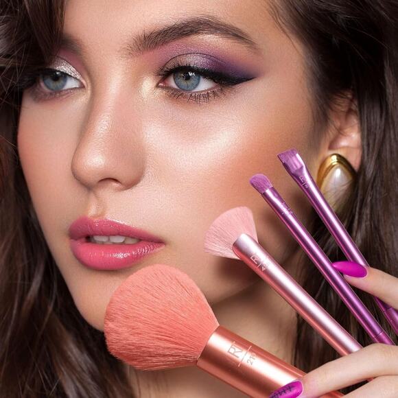 Real Techniques Insta Artist Brush Kit, Face, Cheek & Eye Brush 9 Piece Gift Set - Picture 6 of 16